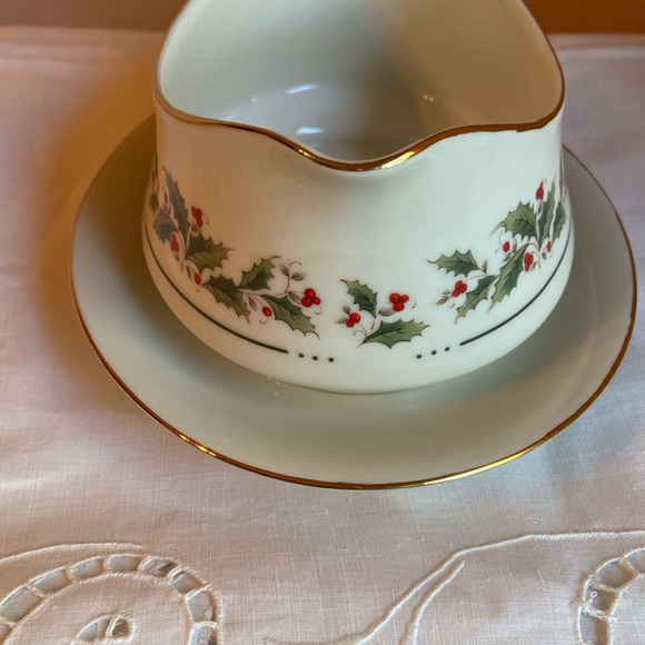 Holly Yuletide Gravy Boat with Attached Saucer Plate Holly Berries Gold Trim 8” - Picture 7 of 9